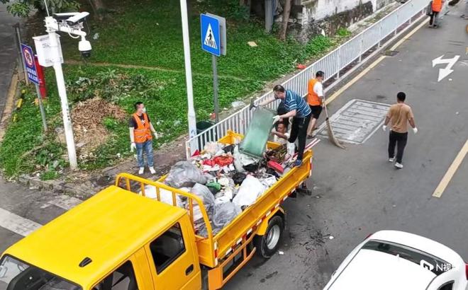 pg电子模拟器凤岗回应路面垃圾堆积多日：环卫商更替出现空档已发动清理(图2)